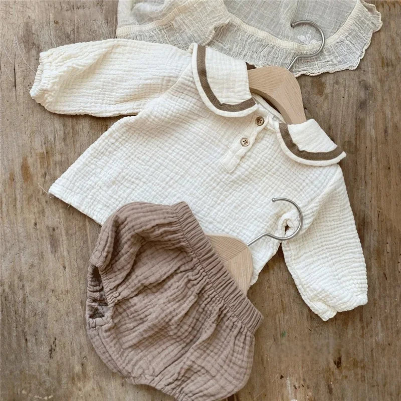 Marineblauwe babyshirt- en bloeierset van biologisch katoen