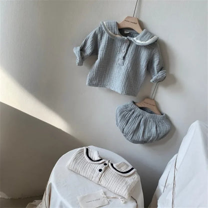 Marineblauwe babyshirt- en bloeierset van biologisch katoen