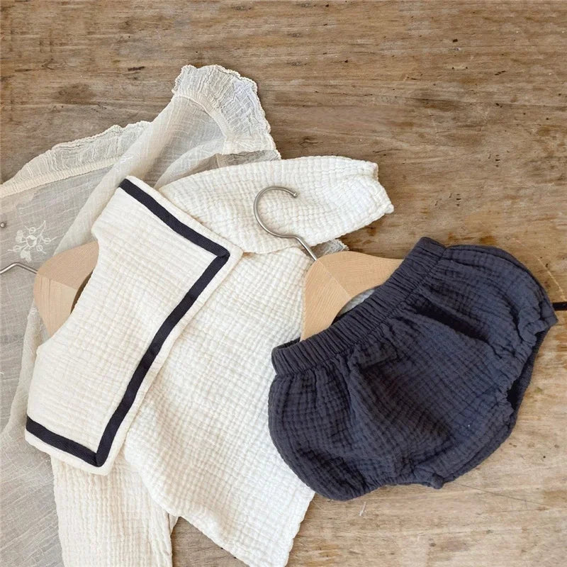 Marineblauwe babyshirt- en bloeierset van biologisch katoen